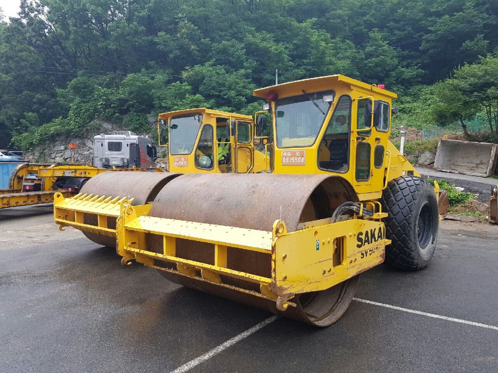 SAKAI 대형 진동로라 두 대