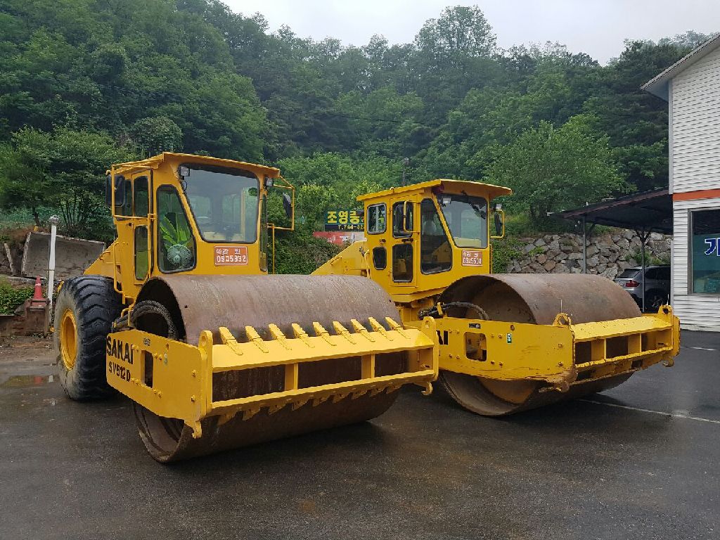 SAKAI SV512D 두 대, 우천 시 야드
